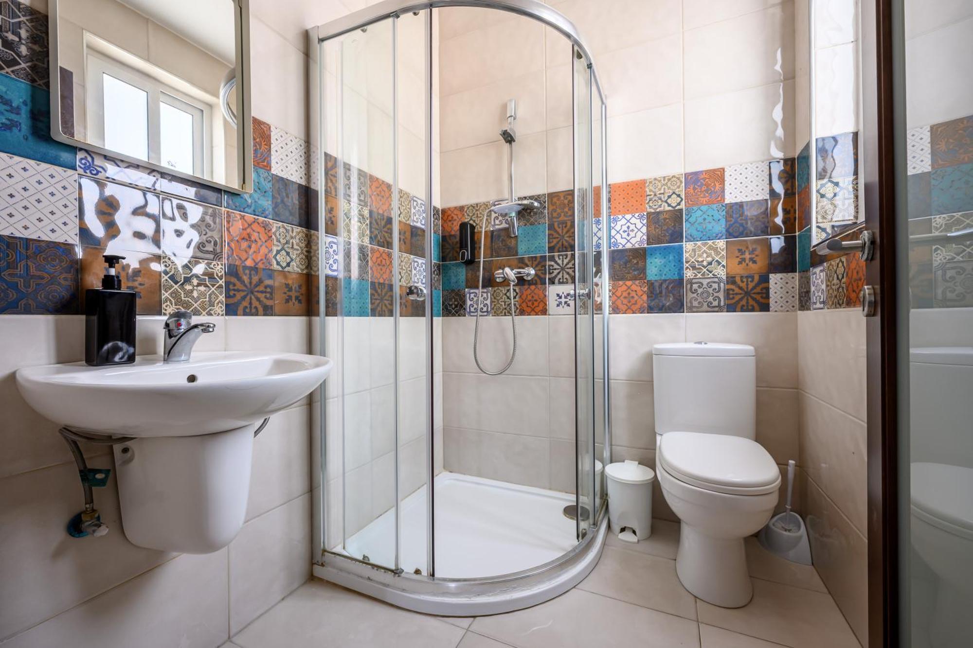 F11 Room 1, Private Double Room With Private Bathroom In Shared Flat Msida Bagian luar foto